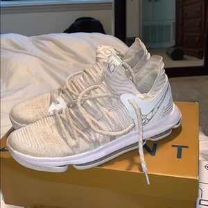 KD 10 basketball shoe